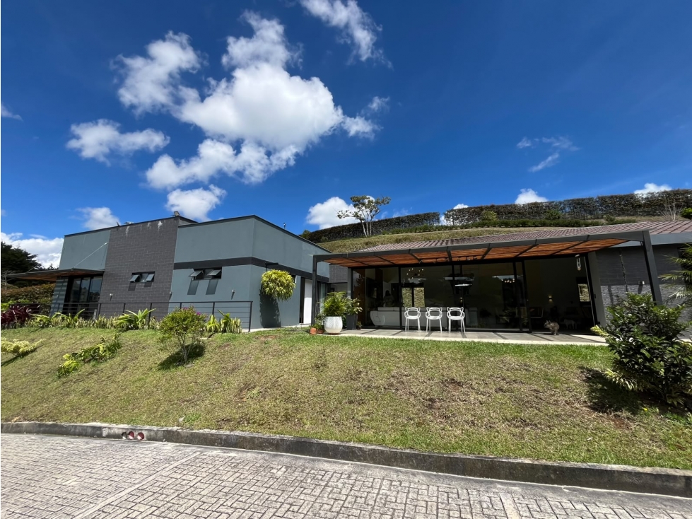 SE VENDE CASA DE LUJO EN LA VIA CARMEN DE VIBORAL.