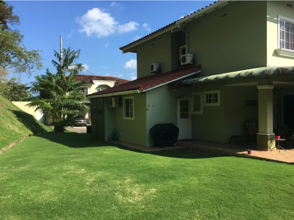 Villa Lucre - Casa en Venta con Amplio Terreno - 1