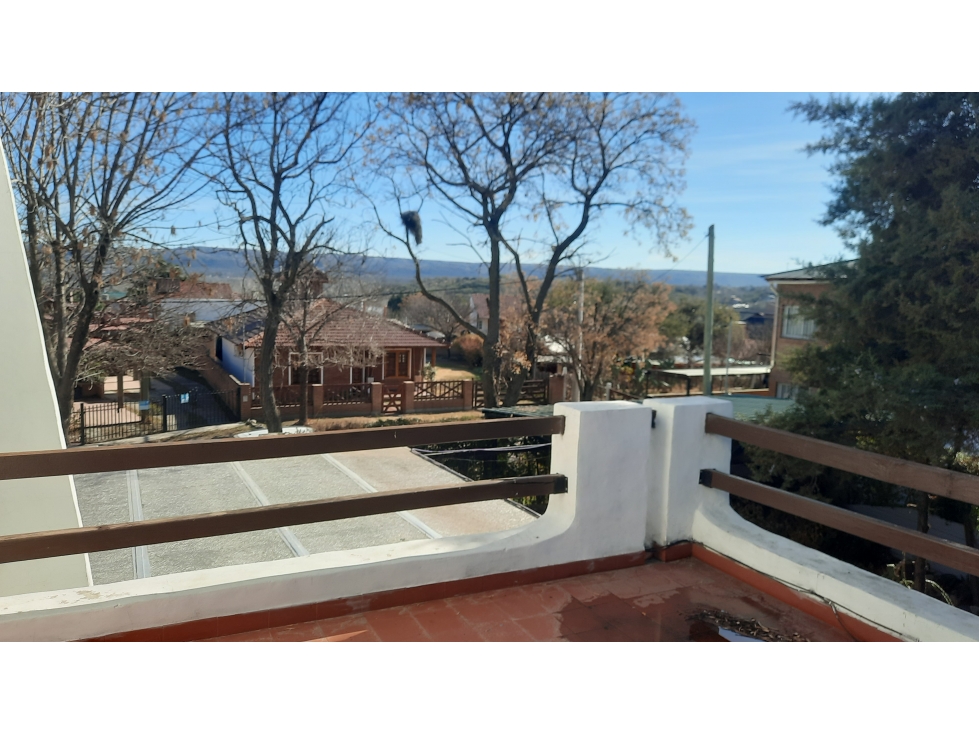 ¡Importante Vivienda Residencial + Departamentos con Cocheras! - 2