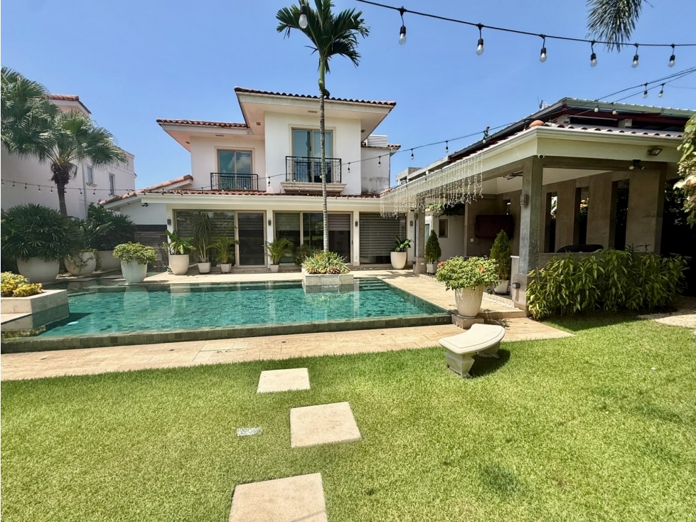 Venta de casa en Santa María con amplio terreno y piscina