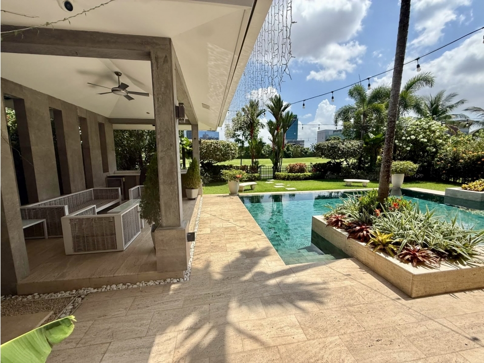 Venta de casa en Santa María con amplio terreno y piscina — foto 4