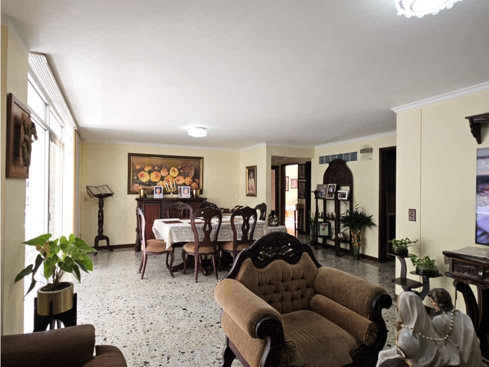 Apartamento de 4 alcobas y servicio en venta. Medellín, Centro