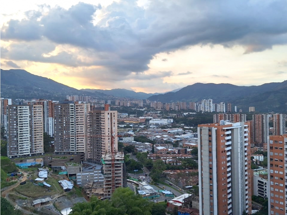 Apartamento de 3 alcobas en venta. Sabaneta, Tres Esquinas — foto 2