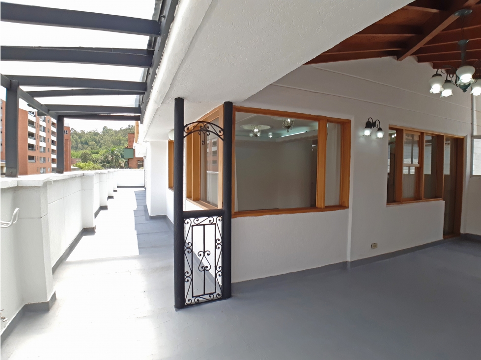 Penthouse de 3 alcobas más servicio en venta, Medellín Conquistadores