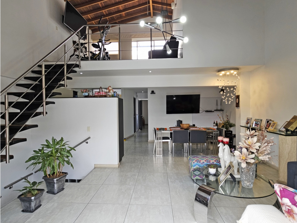 Apartamento dúplex de 3 alcobas en venta. Medellín, Santa Fé