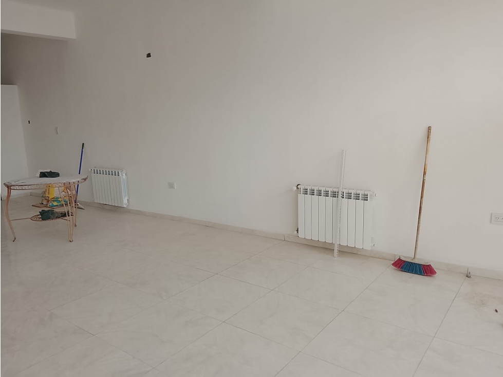 se alquila local comercial, calle José Menéndez 357 $ 850.000 - 4