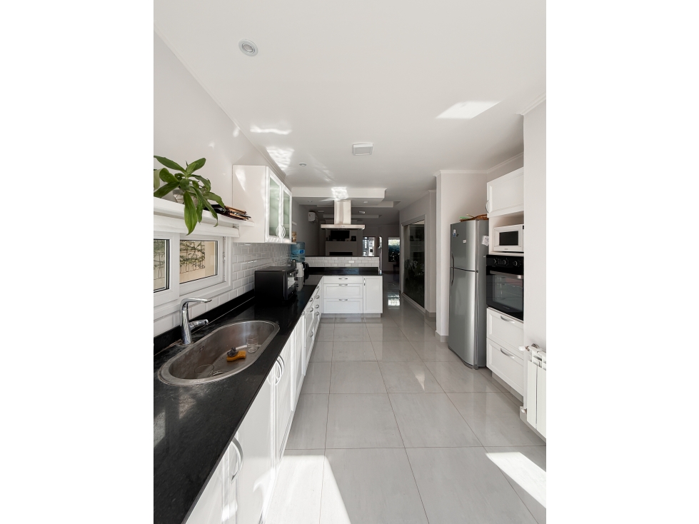 CASA DE 2 DORMITORIOS DE CATEGORIA CON PILETA EN VENTA- SEMICENTRO - 6