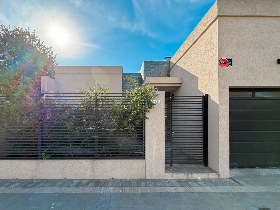CASA DE 2 DORMITORIOS DE CATEGORIA CON PILETA EN VENTA- SEMICENTRO - 1