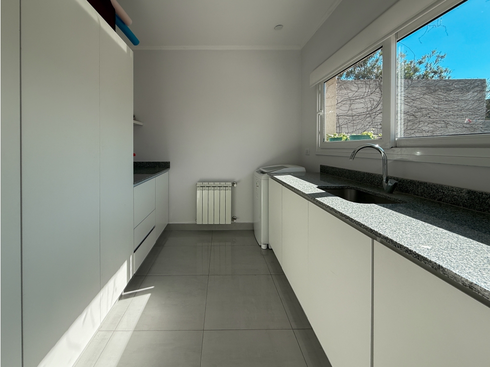 CASA DE 2 DORMITORIOS DE CATEGORIA CON PILETA EN VENTA- SEMICENTRO - 5