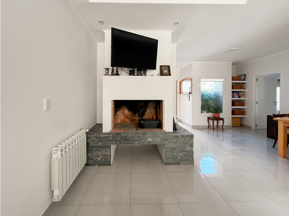 CASA DE 2 DORMITORIOS DE CATEGORIA CON PILETA EN VENTA- SEMICENTRO - 3