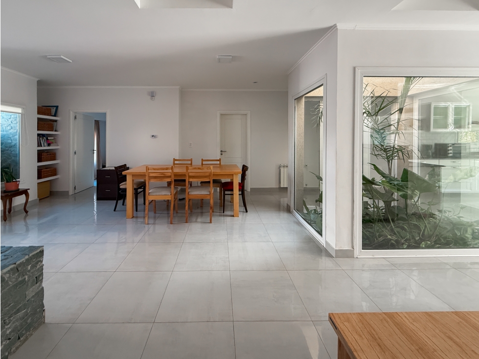 CASA DE 2 DORMITORIOS DE CATEGORIA CON PILETA EN VENTA- SEMICENTRO - 2