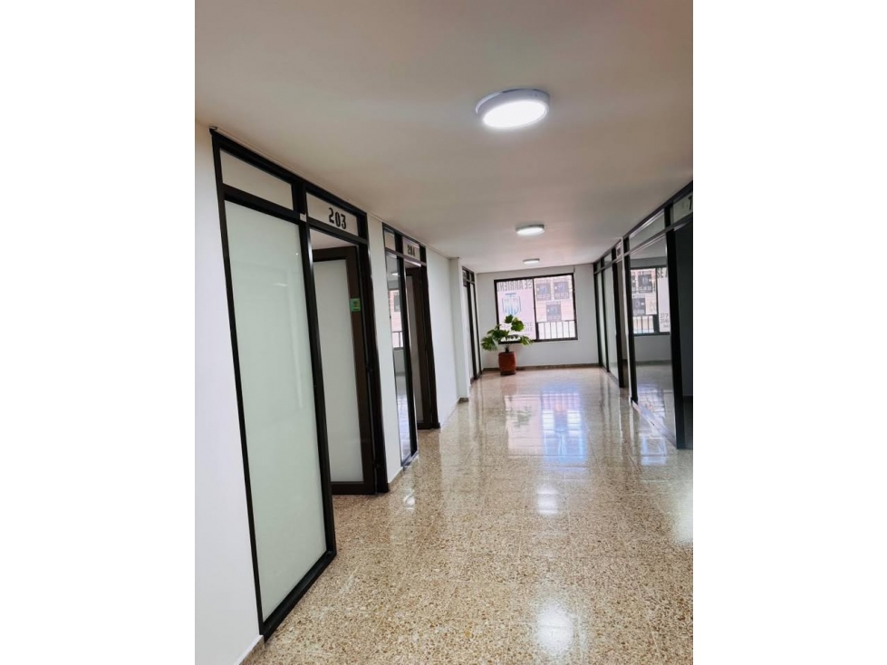 SE RENTA OFICINA EN EL CENTRO DE LA CIUDAD EXCELENTE UBICACIÓN - 2