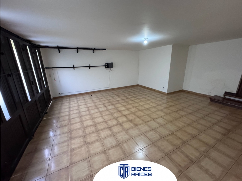 Amplia casa con gran potencial para vivir o invertir — foto 4