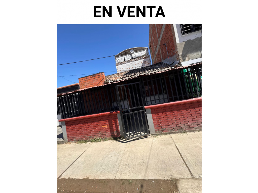 Linda casa en Santa Ana con antejardín y patio