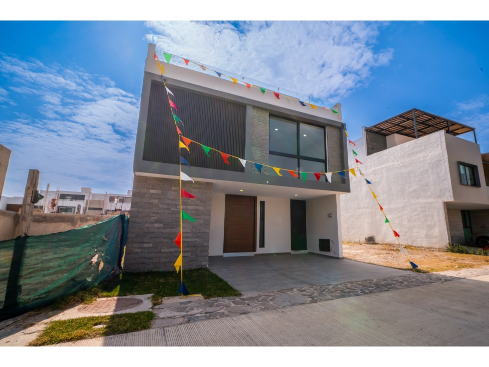 Venta casa 5 recámaras en Valle Imperial Zapopan coto cerezo