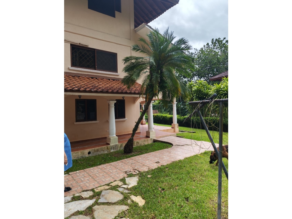 Oportunidad Única en Albrook Hermosa Casa de Tres Niveles — foto 3
