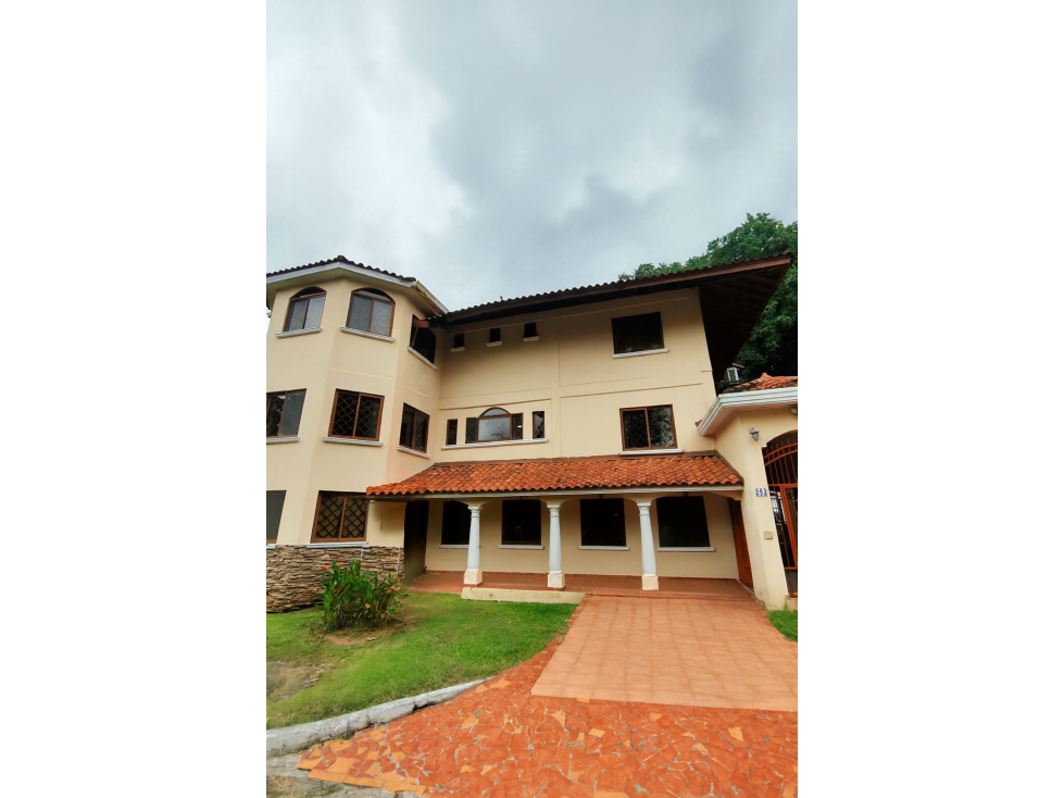 Oportunidad Única en Albrook Hermosa Casa de Tres Niveles — foto 2