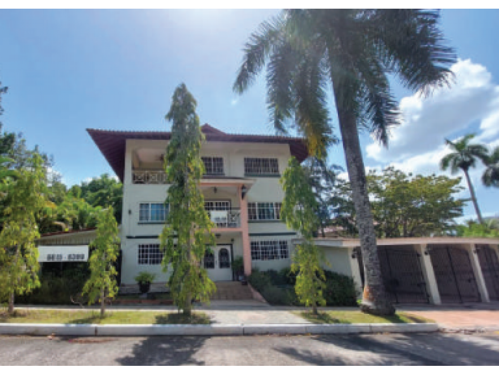 ¡Vive en Albrook! Casa de Tres Niveles en Venta