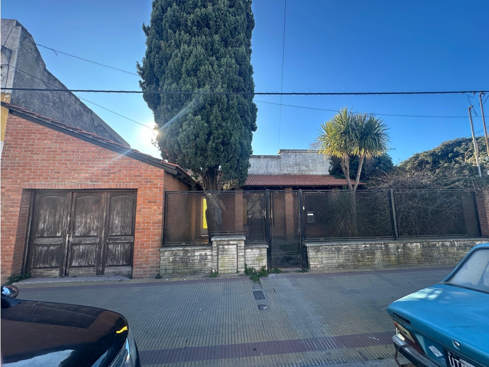 CASA SEMICENTRICA EN TANDIL - 1