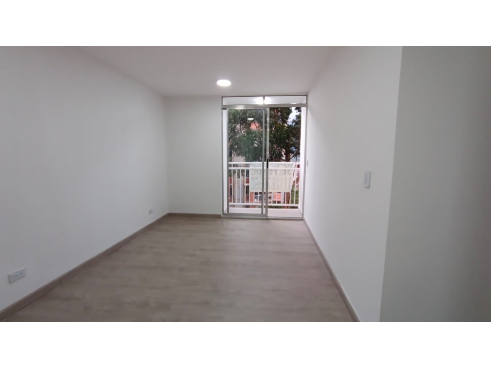 APARTAMENTO EN VENTA REMODELADO COMPLETO EN LA AURORA ROBLEDO — foto 2
