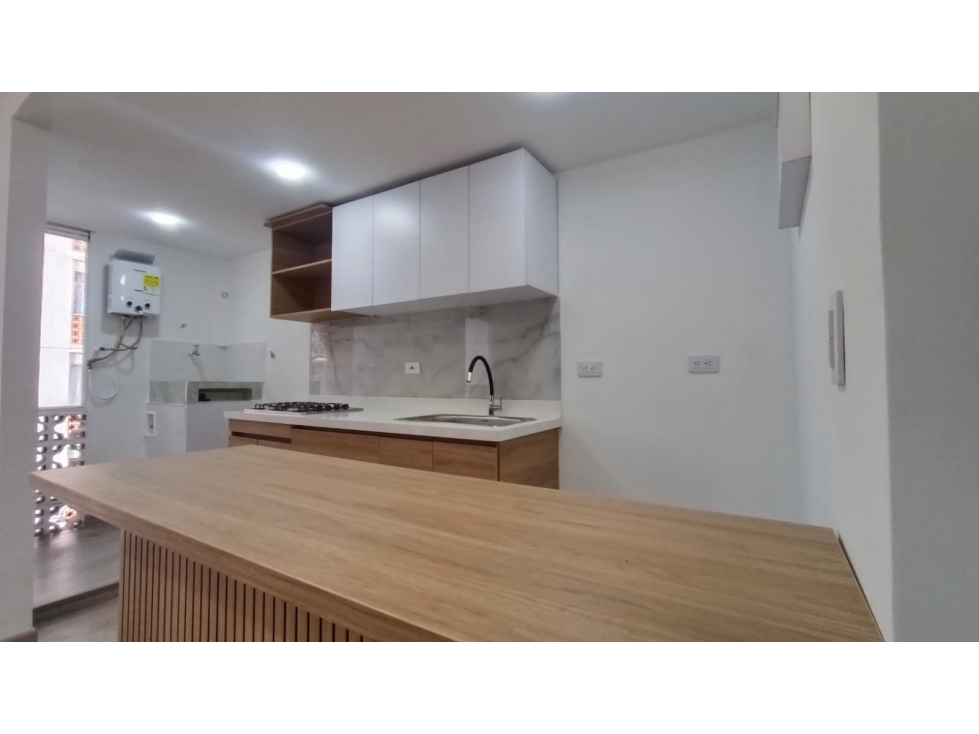 APARTAMENTO EN VENTA REMODELADO COMPLETO EN LA AURORA ROBLEDO — foto 2