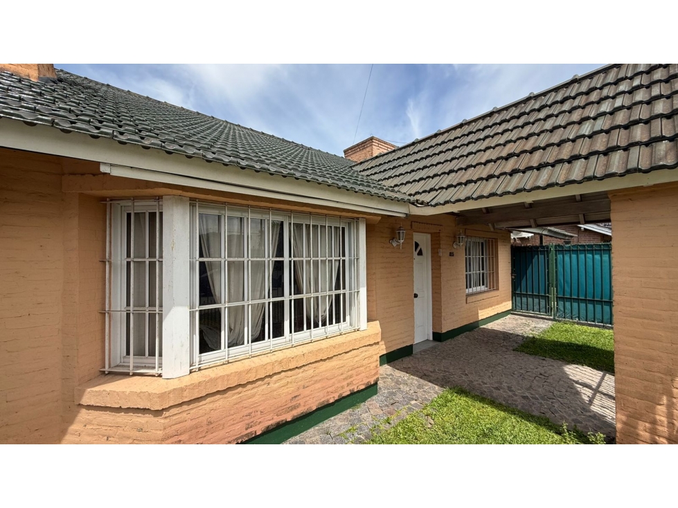 Hermosa casa en venta en el barrio sarmiento - Lujan — foto 2