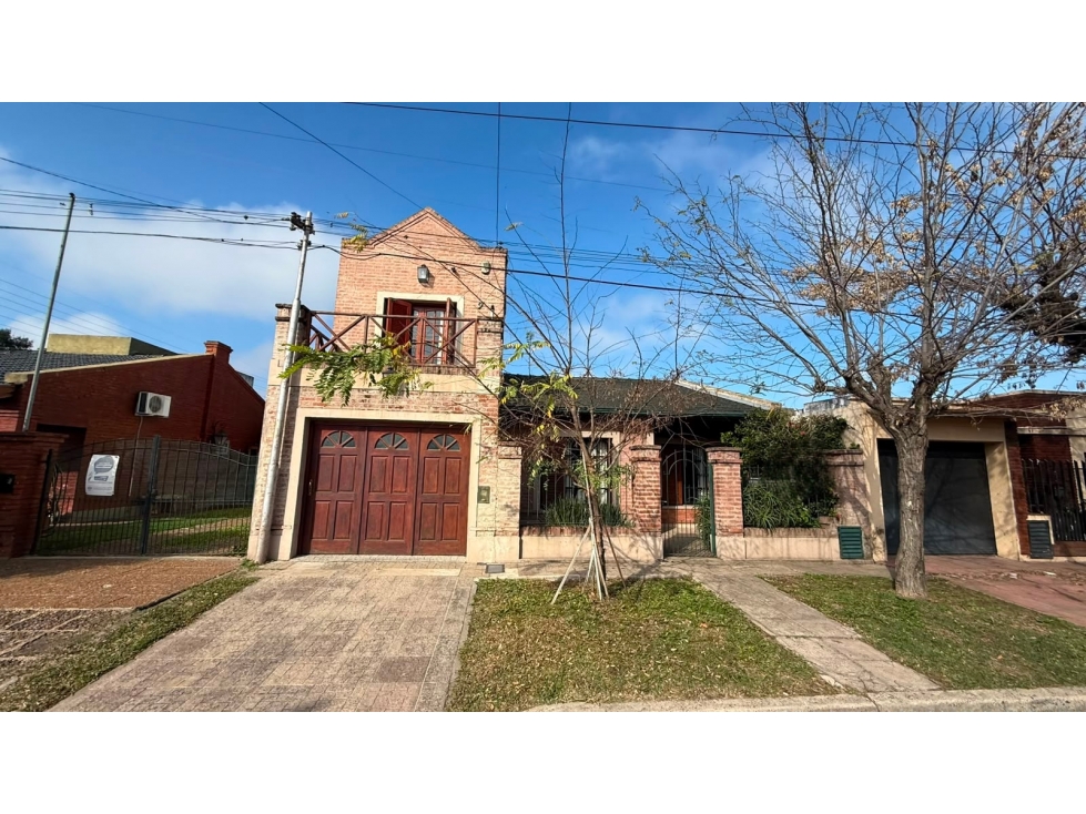 Hermosa Casa en venta en el Barrio El Mirador - 1