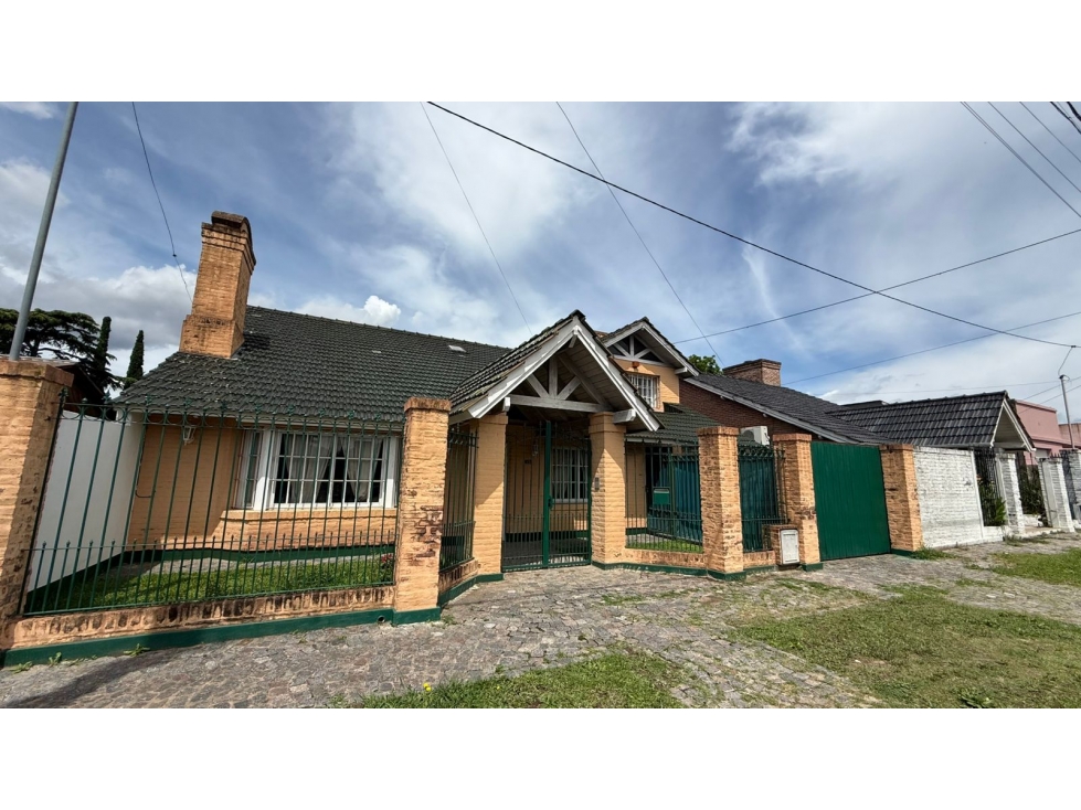 Hermosa casa en venta en el barrio sarmiento - Lujan