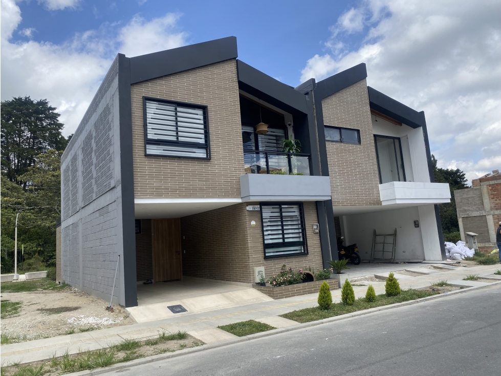 CASA PARA ESTRENAR 3 NIVELES SAN ANTONIO DE PEREIRA SMG