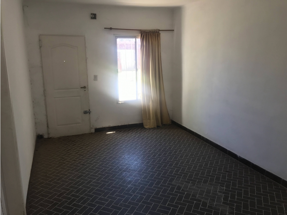 CASA 2 DORMITORIOS Y GALPÓN — foto 3
