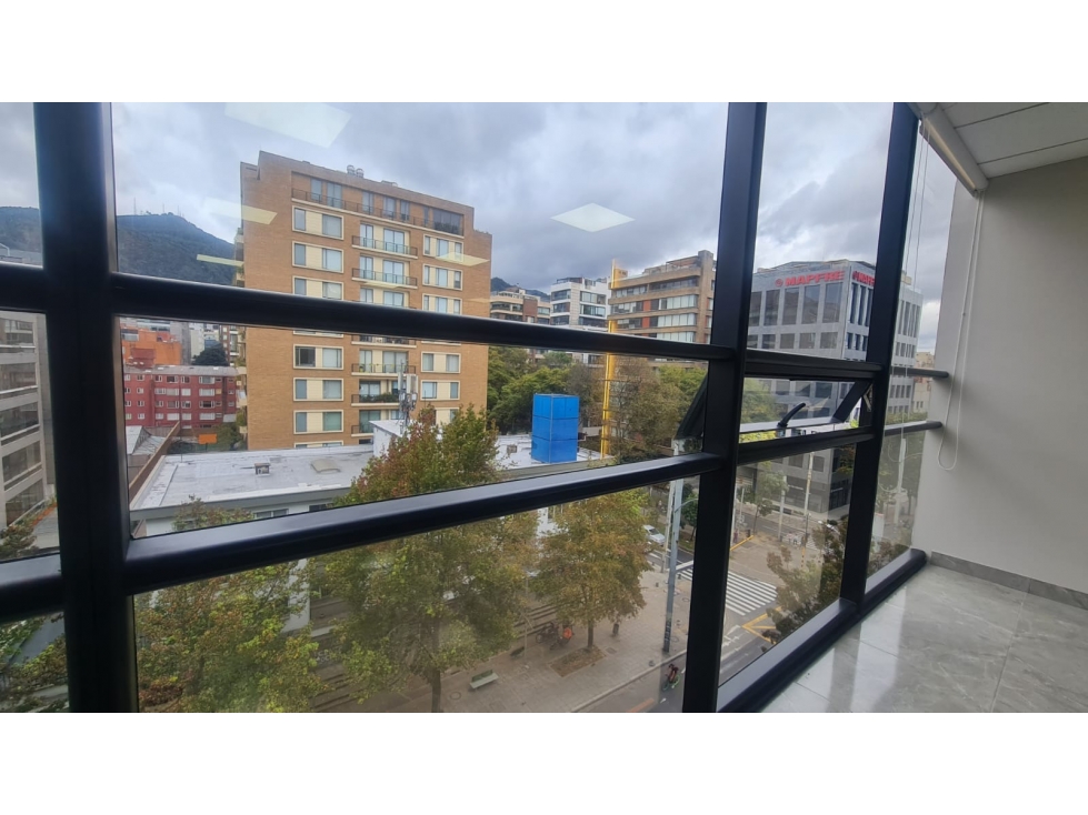 En venta amplia y luminosa oficina en el Chico, en Bogota — foto 6
