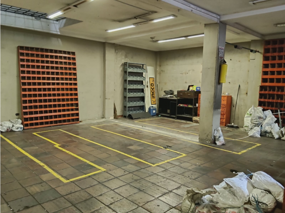 En venta bodega con local y oficinas en el barrio Libertador en Bogota