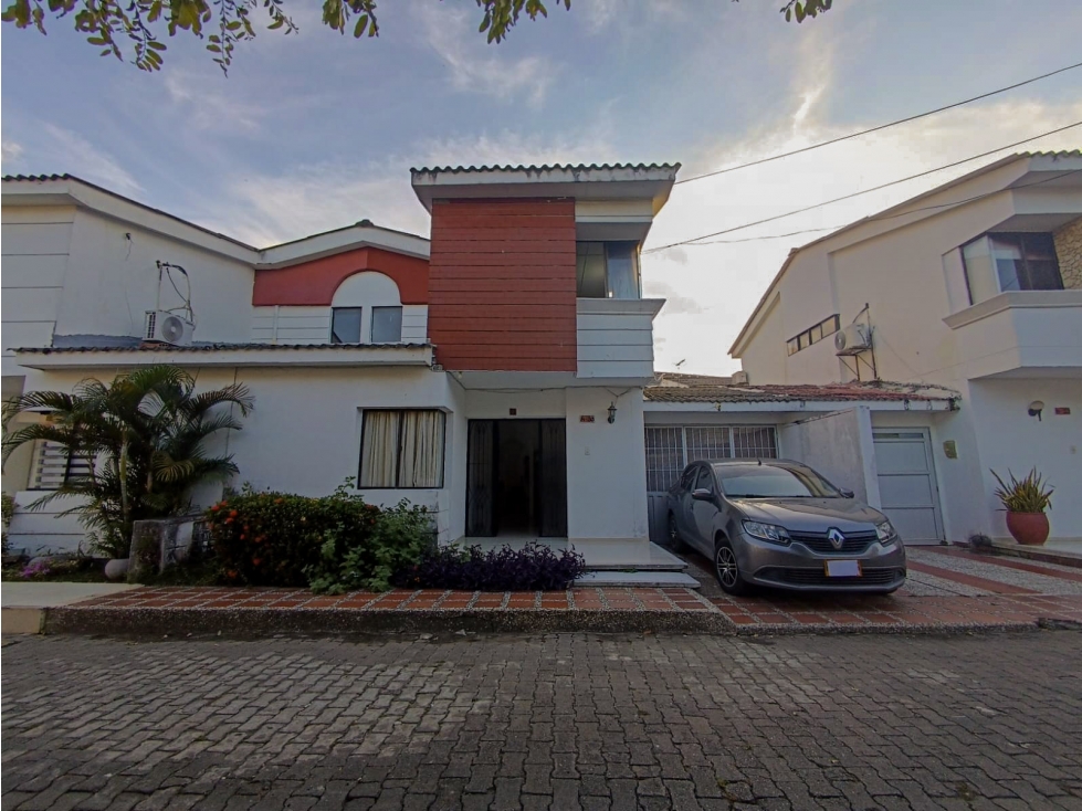 VENTA DE CASA DE DOS PISOS EN ALTOS DEL COUNTRY