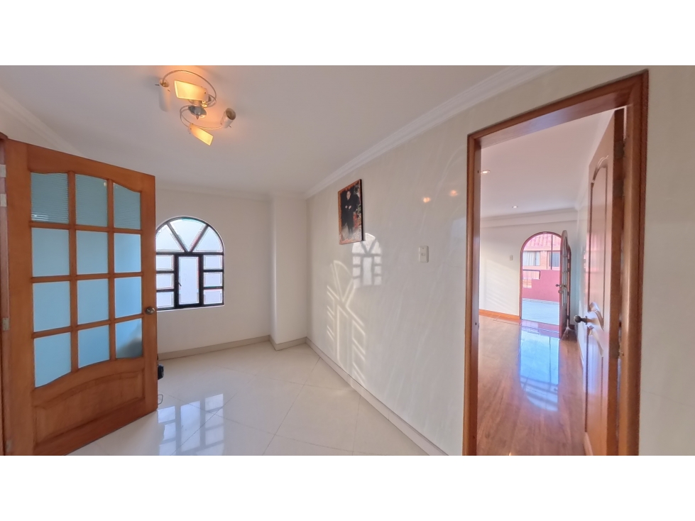 Casa en Venta en Madrid, Cund. 3 Pisos + Apartaestudio Independiente