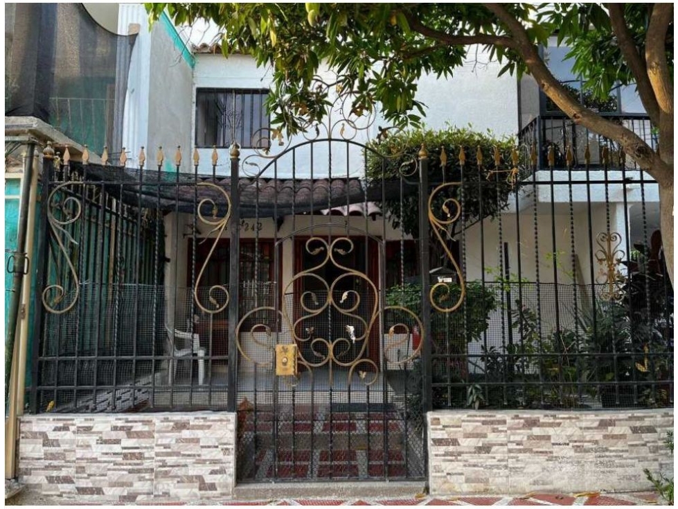 SE VENDE AMPLIA CASA ESQUINERA STA MTA L.C