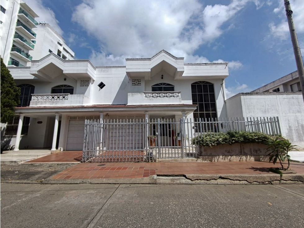 VENTA DE CASA CON ESTILO COLONIAL AMERICANO EN CASTILLA LA NUEVA