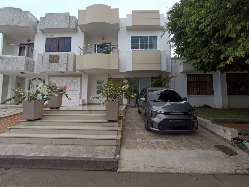 EN VENTA HERMOSA CASA DE DOS PISOS EN LA CASTELLANA