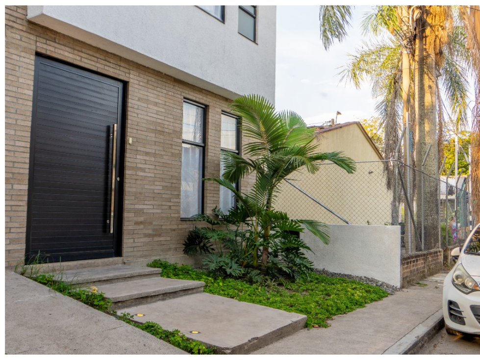 Imponente Casa de Tres Pisos en Venta en Cartago — foto 3
