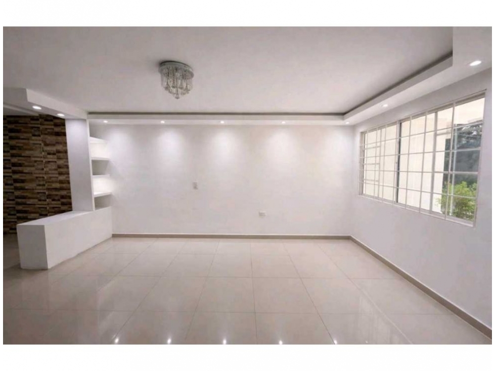 VENTA CASA TRES PISOS EN CONJUNTO CERRADO SECTOR BAVARIA - L.C. — foto 2