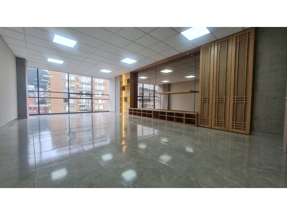 En venta amplia y luminosa oficina en el Chico, en Bogota