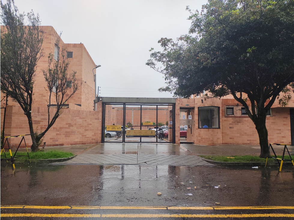 Venta Casa Álamos Sur: Garaje, 3 hab, 2 baños, Estudio y Patio
