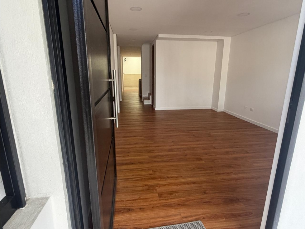 CASA EN VENTA EN WEST TWON, COTA - 5