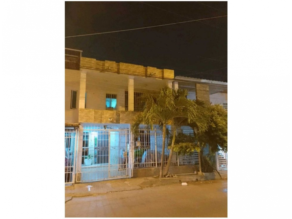VENTA DE CASA REMODELADA DE DOS PISOS EN SECTOR CIUDAD DEL SOL - L.C.