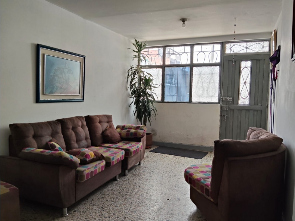 En venta amplia casa en Kennedy, Bogota - 2