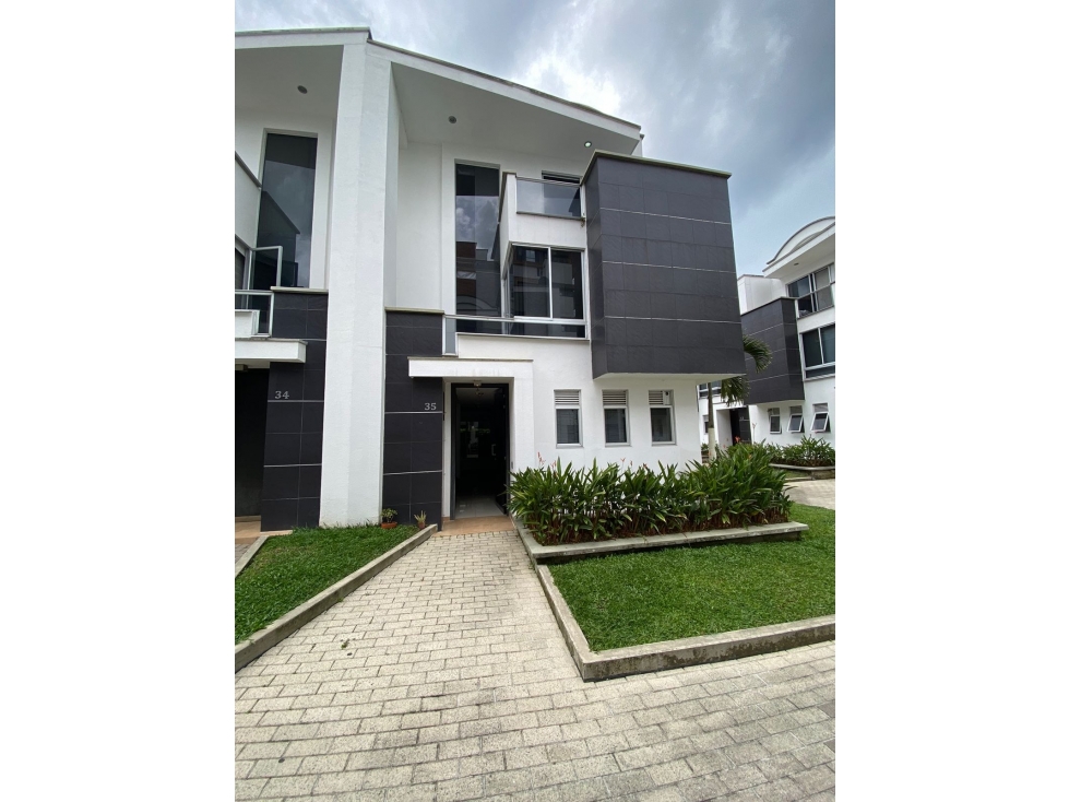 VENTA CASA ESQUINERA PINARES A PRECIO DE OPORTUNIDAD — foto 2
