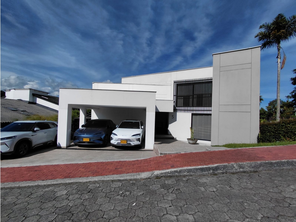 CASA VENTA CON AMPLIOS ESPACIO Y EXCELENTES ACABADOS EN MANIZALES