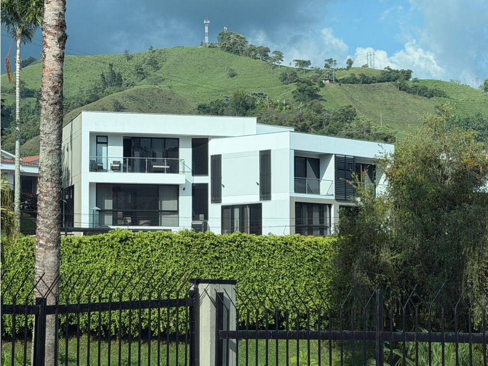 CASA VENTA CON AMPLIOS ESPACIO Y EXCELENTES ACABADOS EN MANIZALES — foto 2