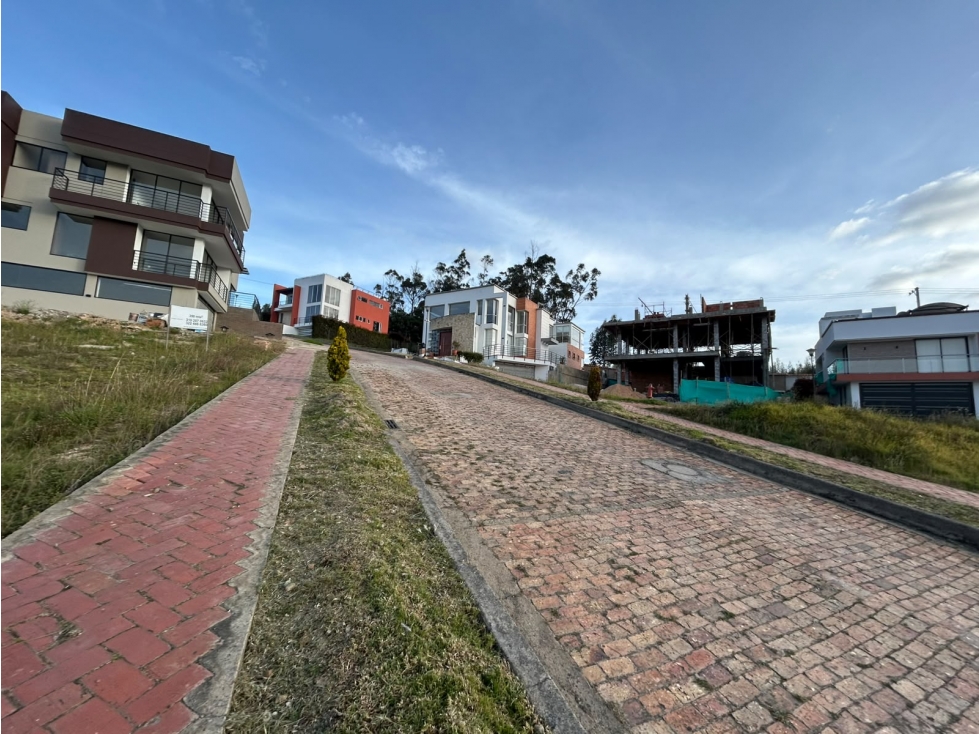 VENTA LOTE RESIDENCIAL EN TUNJA CON HERMOSA VISTA Y SEGURIDAD - 1