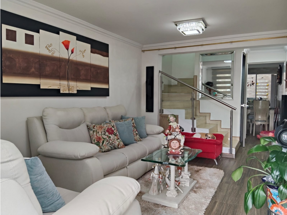 En venta casa remodelada en Torremolinos, Puente Aranda, Bogota