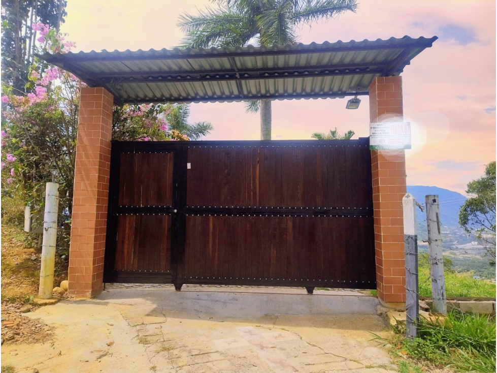Finca de Recreo con Piscina, Jacuzzi y Amplias Zonas Verdes